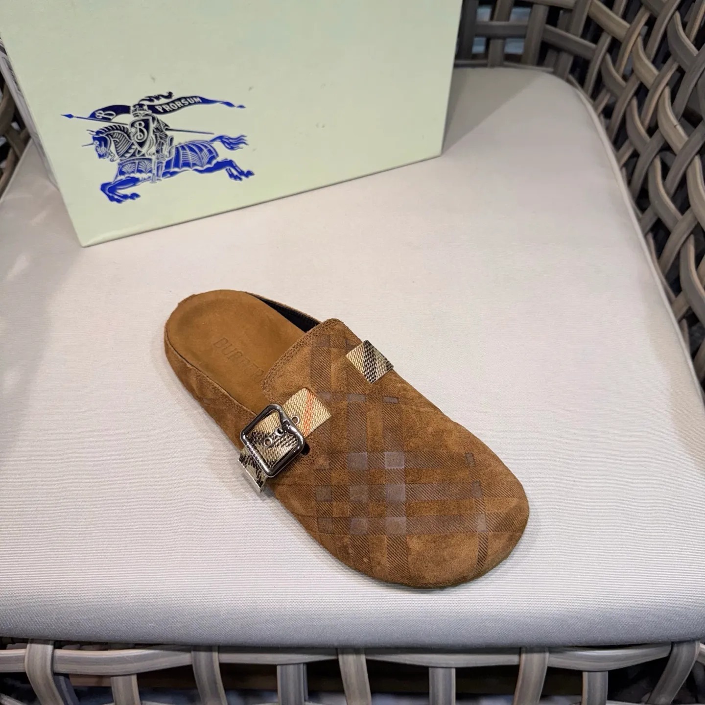 Men's Men's Shoes 💰360 [New Style] 🐝🐝Burberry New Burberry - Men's Checked Leather Urchin Half-Flop Sandal Made of soft suede cowhide and calfskin, these half-flop sandals feature an adjustable B-shaped buckle strap and are decorated with the signature sand-colored Burberry check in jacquard worsted. The upper wraps around the midsole and is paired with a sole made of the same upper material with an embossed logo on the heel and a wavy rubber outsole embellished with the Burberry lettering. Fashionable and casual! Comes with full set of original packaging dust bag! Code number: 39-40-41-42-43-44 standard code (38/45 can be customized and returns and exchanges are not supported)